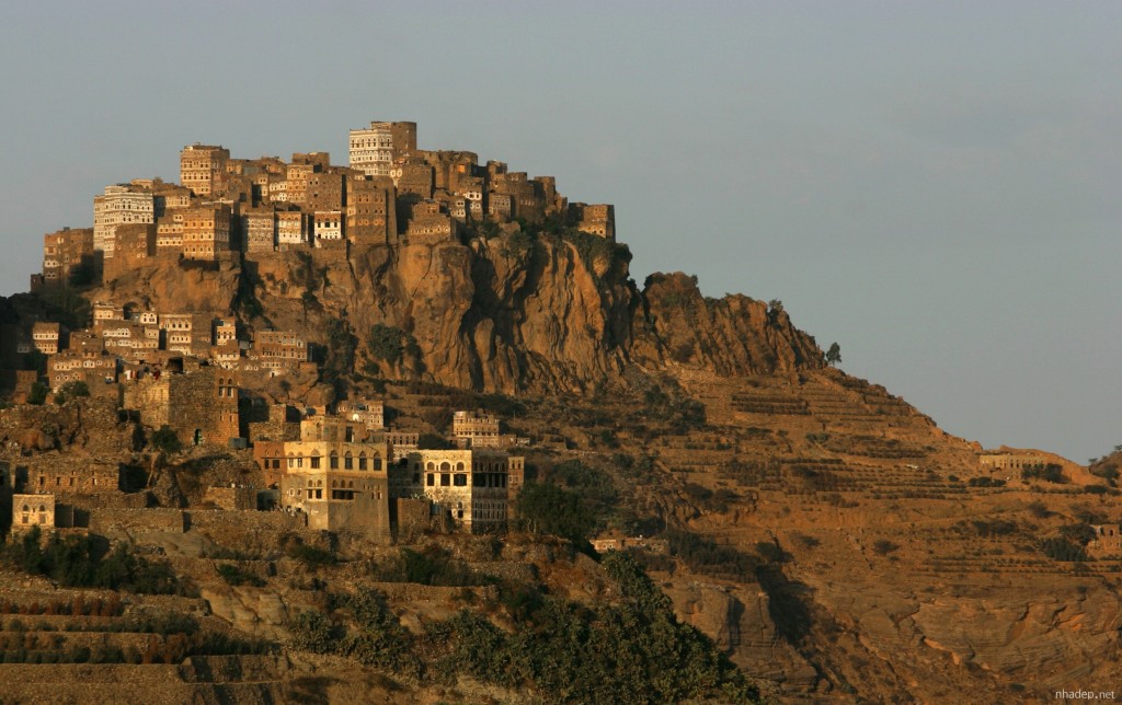 Thị trấn Al Hajjara là một thị trấn cổ kính nằm trên các vách đá thuộc dãy núi Haraz ở phía Tây của thành phố Manakhah tại quốc gia vùng vịnh Yemen.